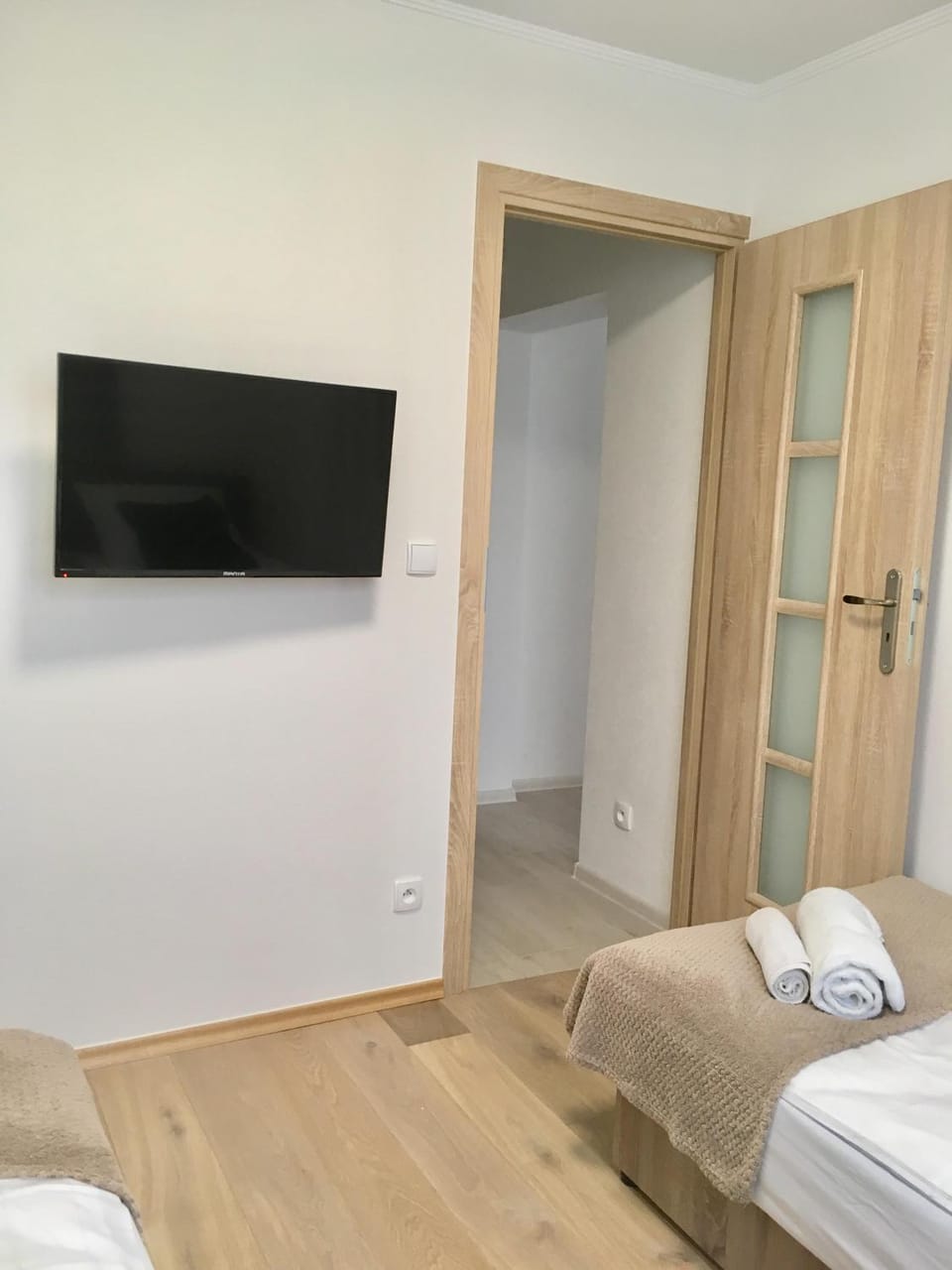 Bed, TV and multimedia, Photo of the whole room, Bedroom