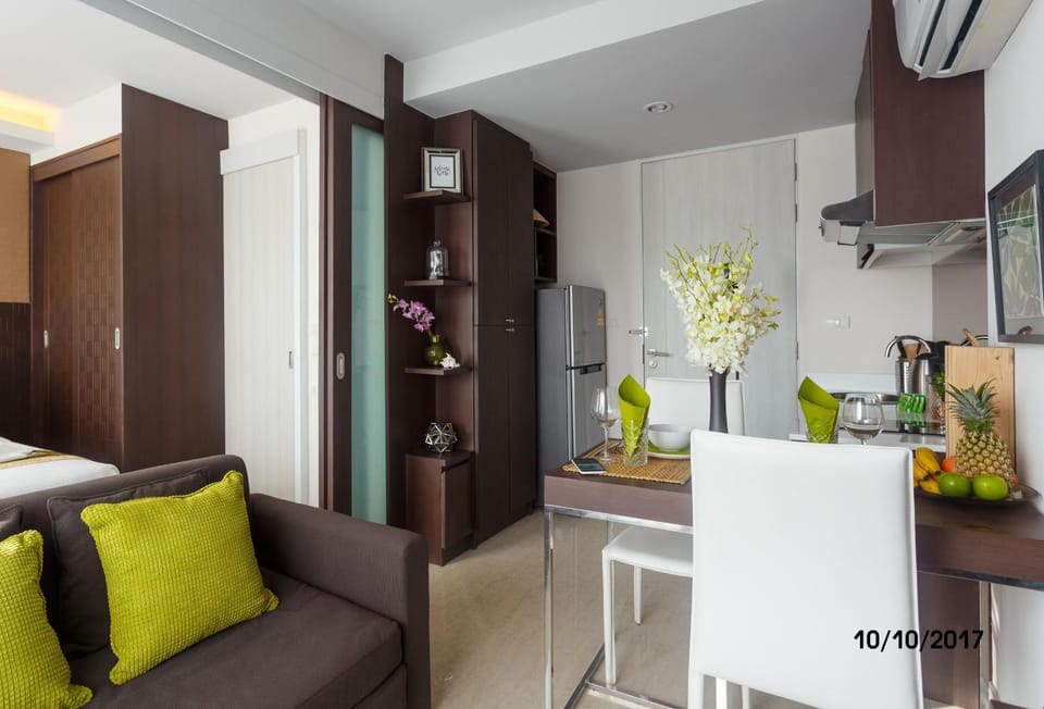 Kitchen or kitchenette, Seating area, Dining area