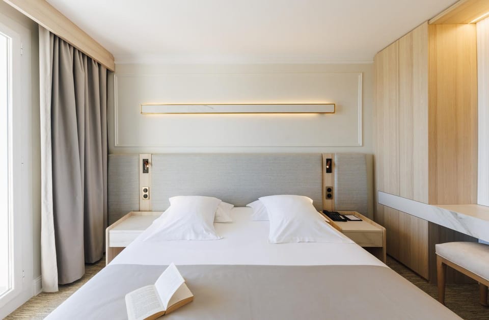 Bed, Photo of the whole room, air conditioner