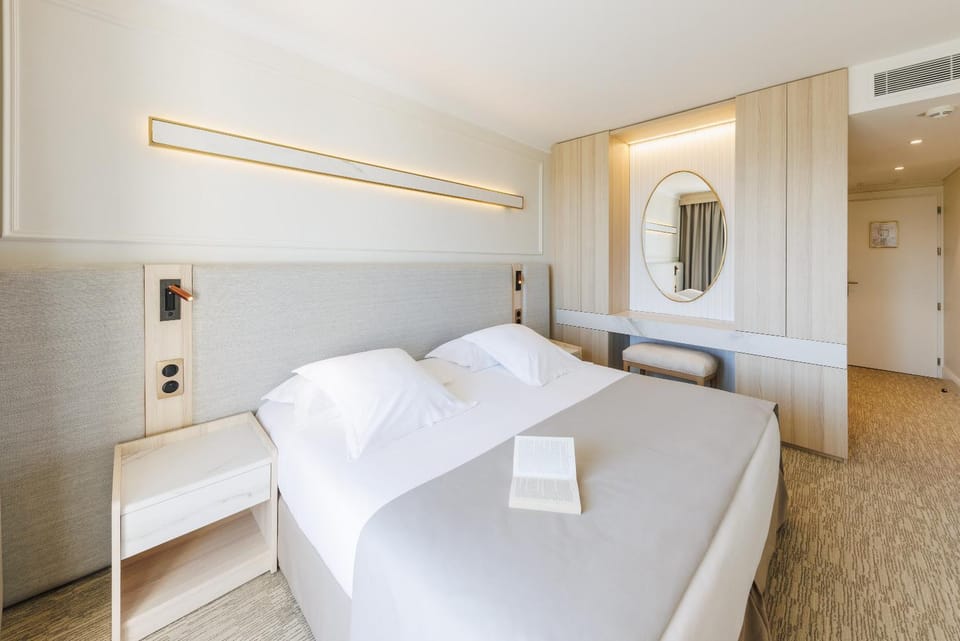 Bed, Photo of the whole room, Bedroom, air conditioner