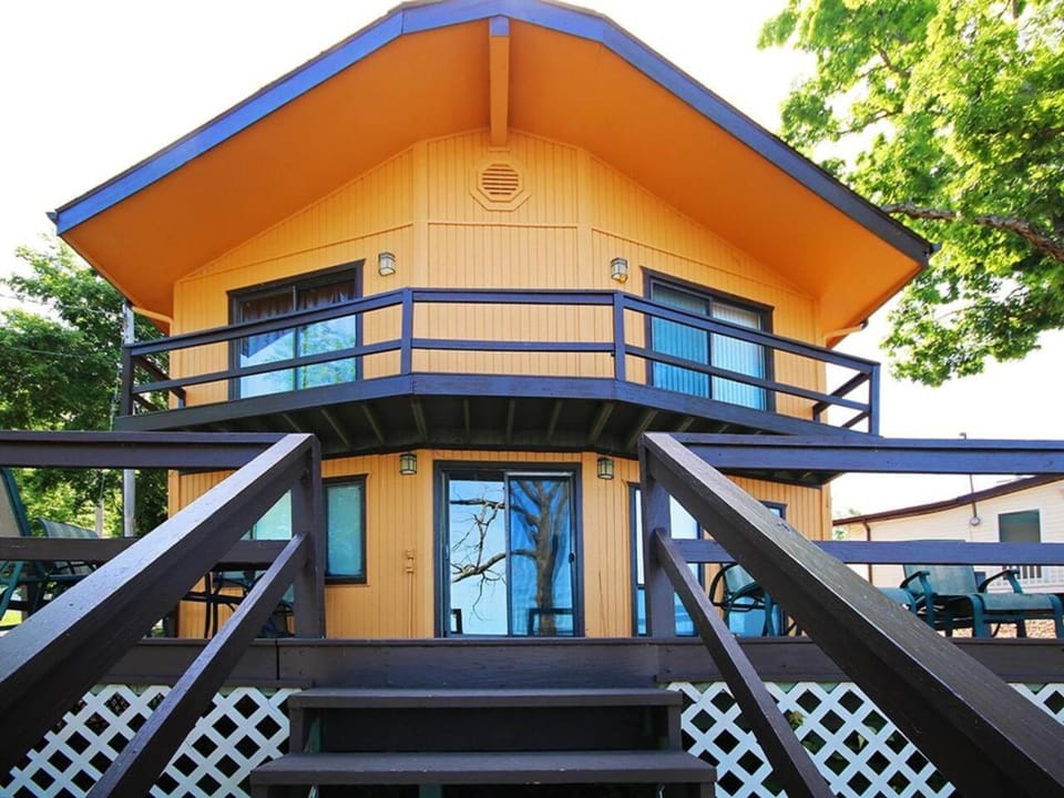 Lake Front Stunner near HToad & Shady Gators House in Lake of the Ozarks