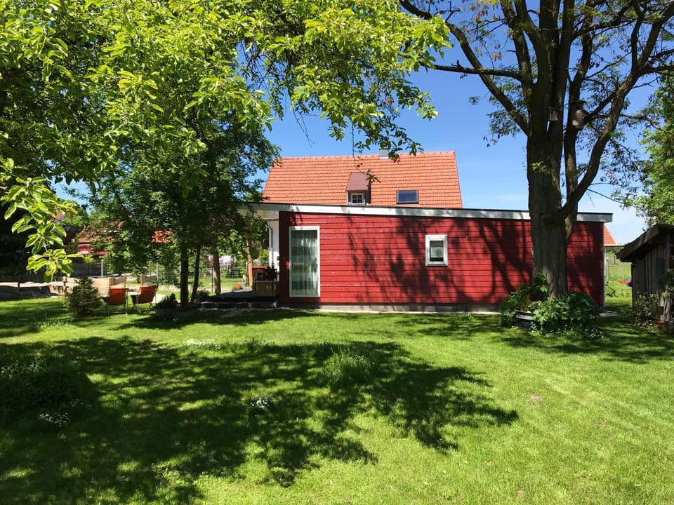 Facade/entrance, Off site, Day, Summer, Garden, On site, Garden view, Family