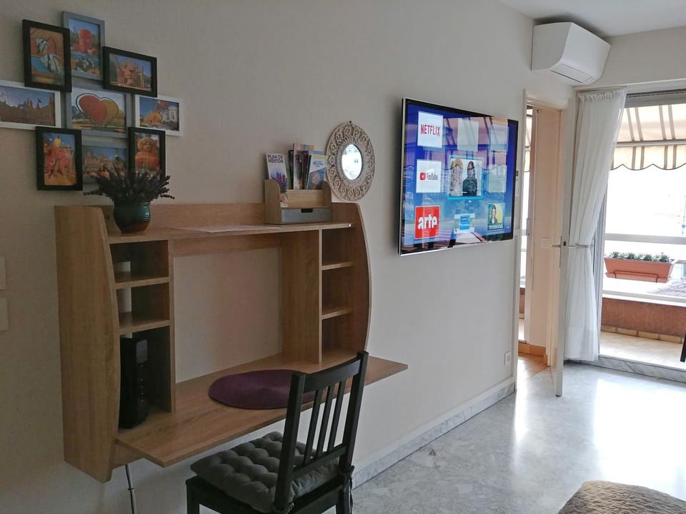 Communal lounge/ TV room, TV and multimedia, Seating area