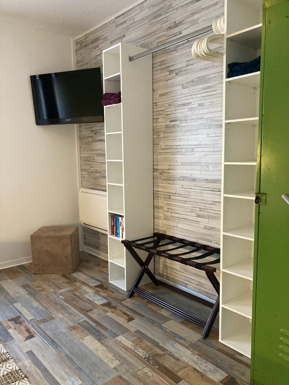 TV and multimedia, Bedroom, furniture, safe, towels, wardrobe