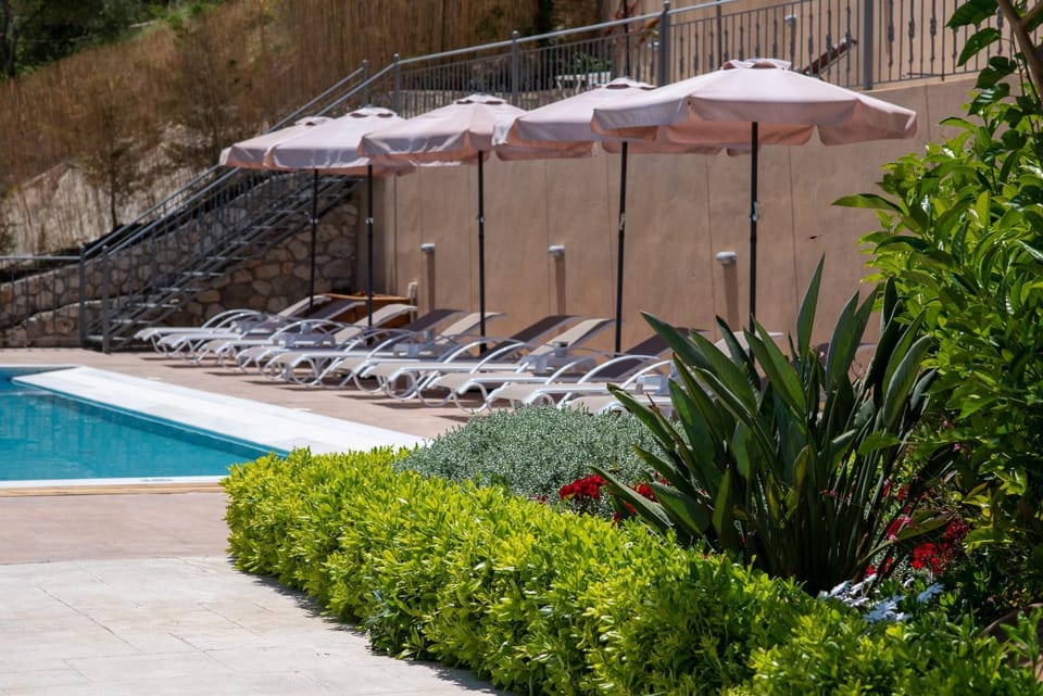 City view, Swimming pool, sunbed