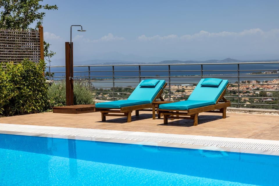 Shower, View (from property/room), City view, Lake view, Swimming pool, sunbed