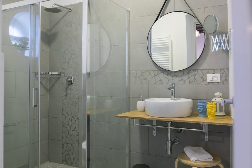Shower, Toilet