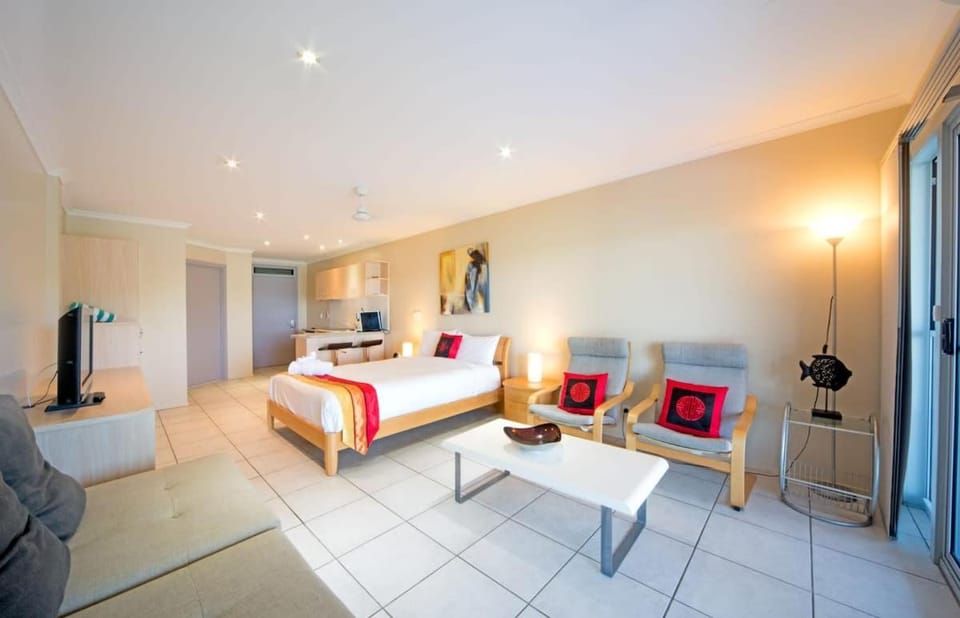 Bed, TV and multimedia, Living room, Photo of the whole room, Seating area