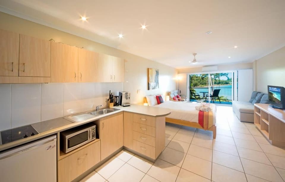 Bed, Kitchen or kitchenette, Living room, Photo of the whole room, Seating area, Dining area, stove