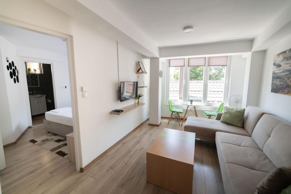 TV and multimedia, Living room, Seating area, Dining area, Bedroom
