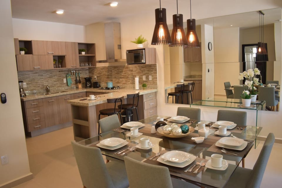 Kitchen or kitchenette, Dining area, minibar