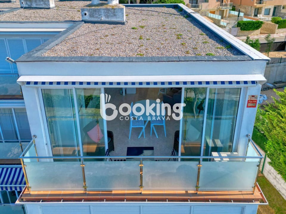 Property building, Day, Balcony/Terrace