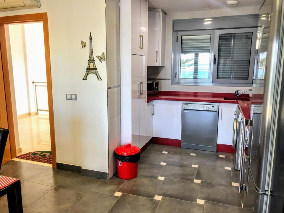 Kitchen or kitchenette, Dining area