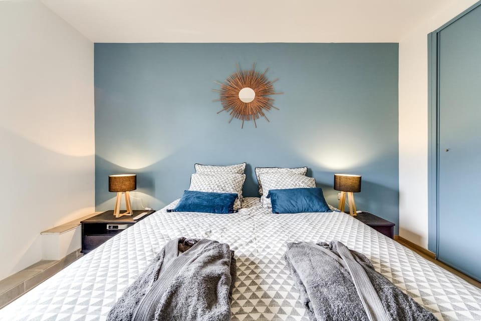 Photo of the whole room, Bedroom