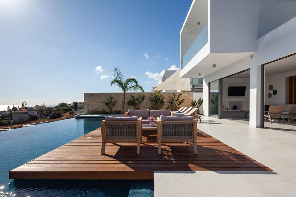 Patio, Swimming pool, sunbed