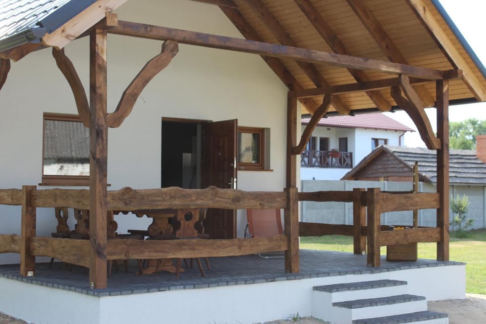 Domek letniskowy 8-osobowy nad jeziorem Wilczyńskim, basen, rowerki wodne pomost kajaki, boisko do siatkówki, wiele udogodnień Nature lodge in Greater Poland Voivodeship