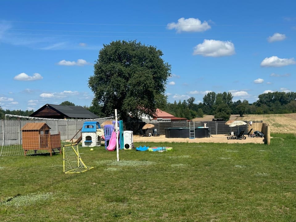 Domek letniskowy 8-osobowy nad jeziorem Wilczyńskim, basen, rowerki wodne pomost kajaki, boisko do siatkówki, wiele udogodnień Nature lodge in Greater Poland Voivodeship
