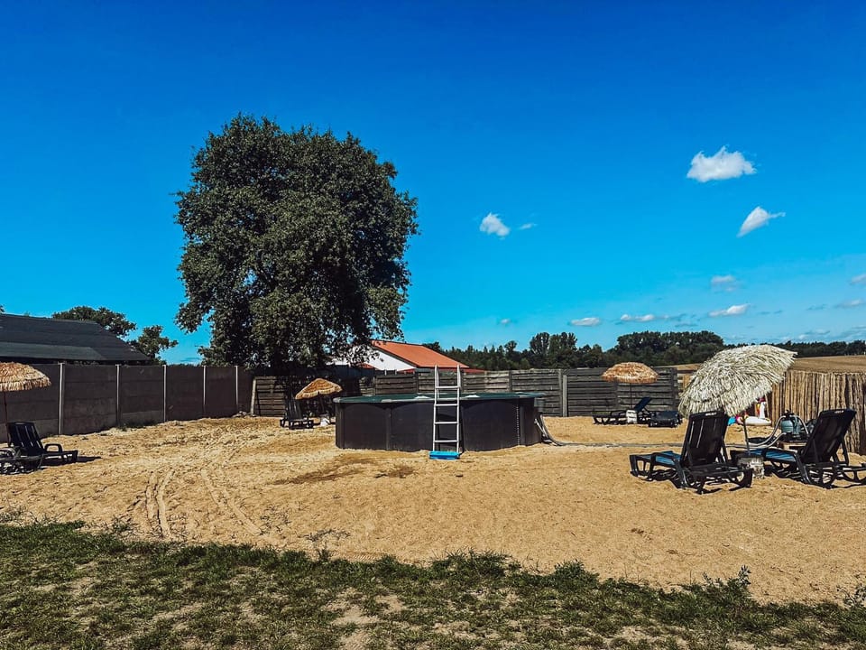 Domek letniskowy 8-osobowy nad jeziorem Wilczyńskim, basen, rowerki wodne pomost kajaki, boisko do siatkówki, wiele udogodnień Nature lodge in Greater Poland Voivodeship