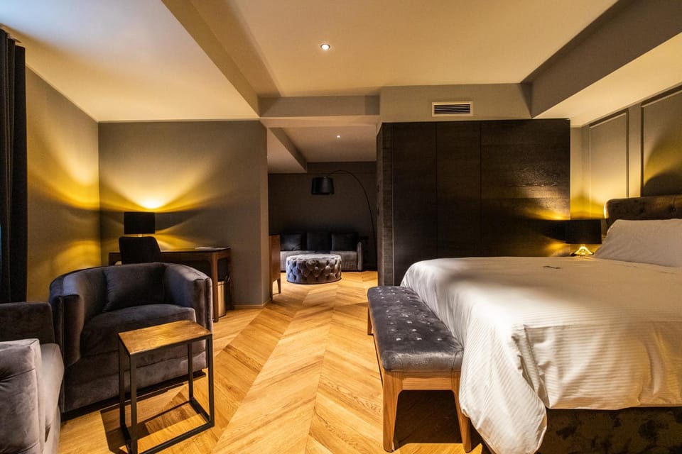 Bed, Living room, Photo of the whole room, Seating area