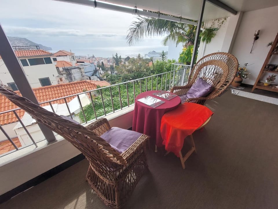 View (from property/room), Balcony/Terrace, Seating area, City view, Sea view