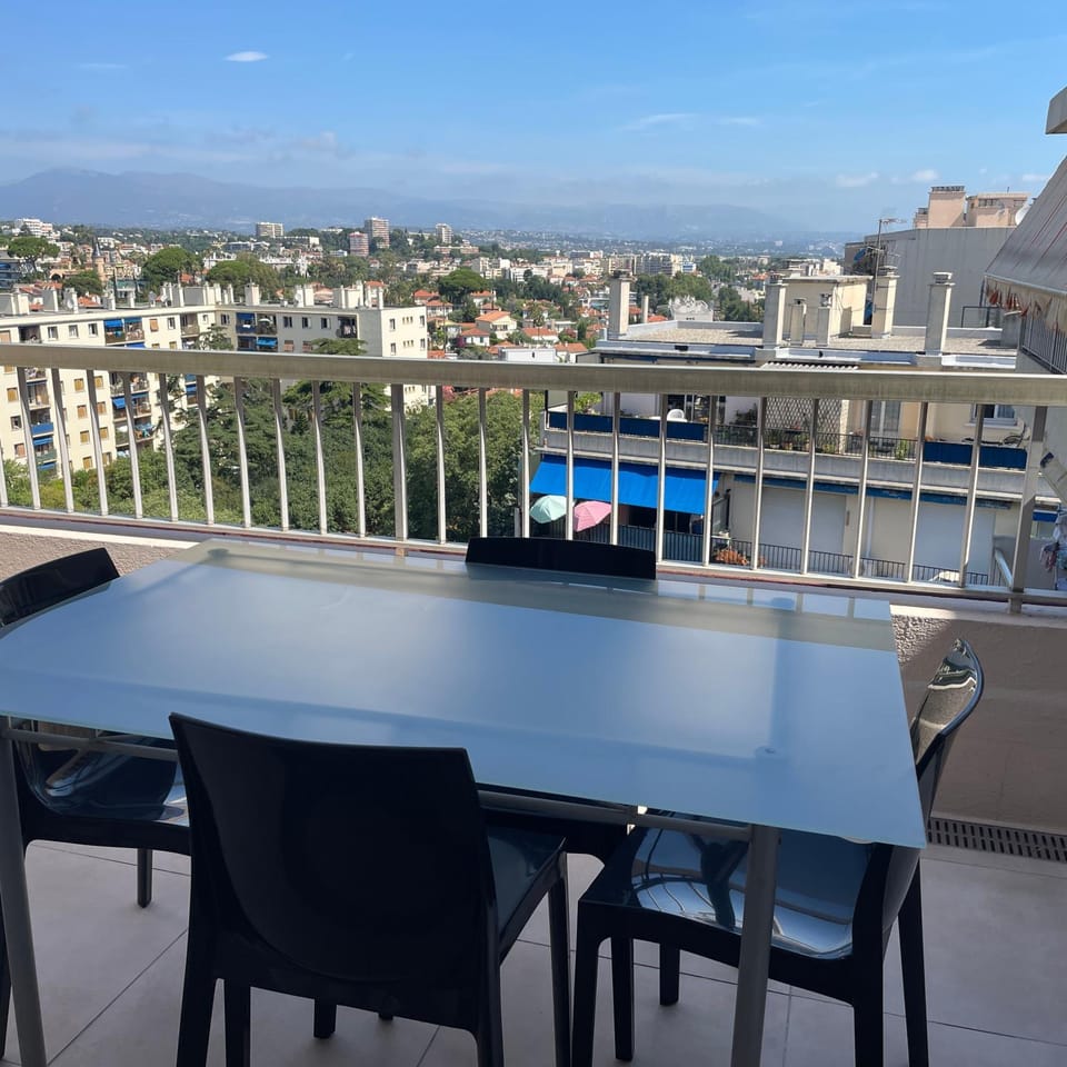 Deux pièces dernière étage avec terrasse Apartment in Antibes