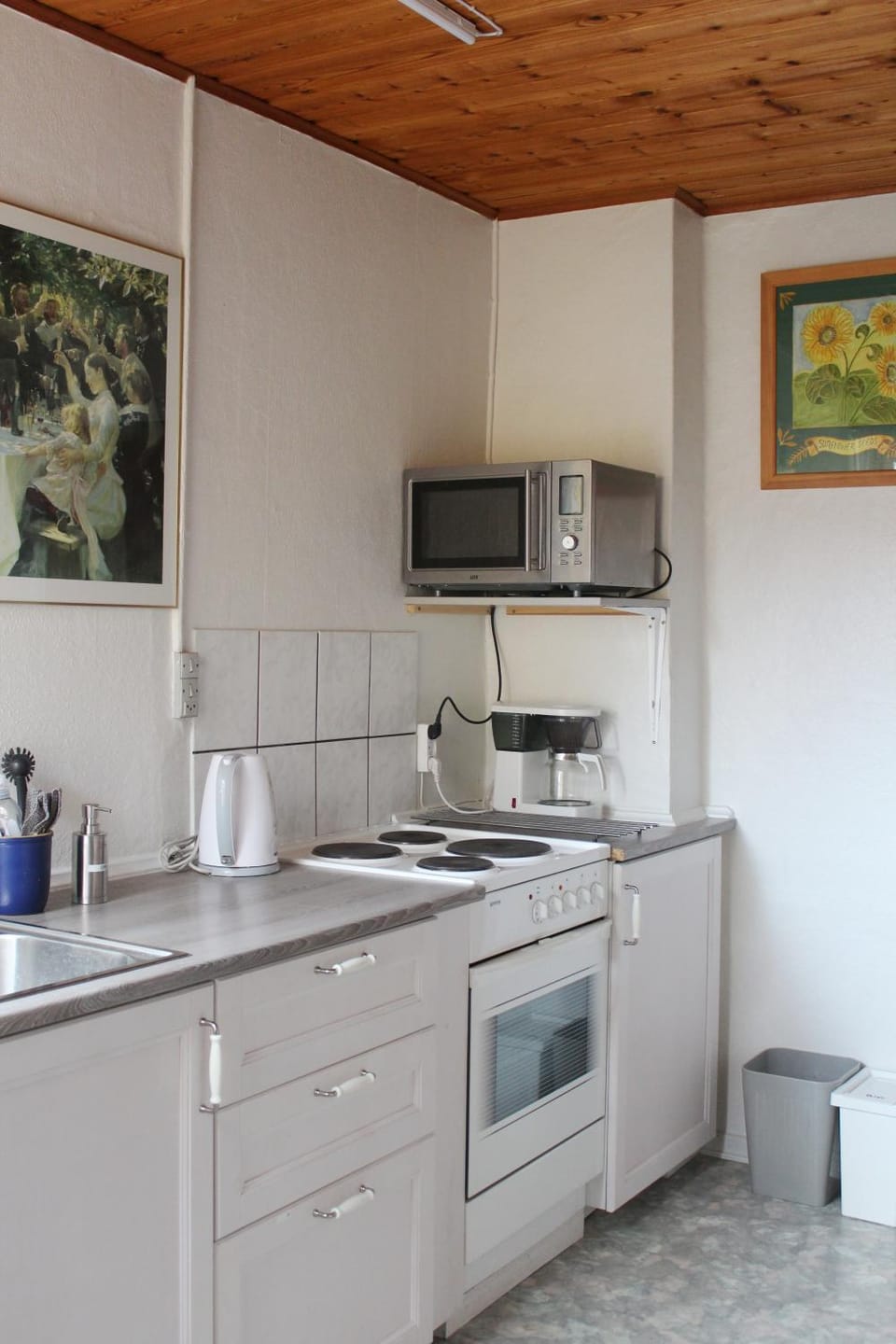 Kitchen or kitchenette