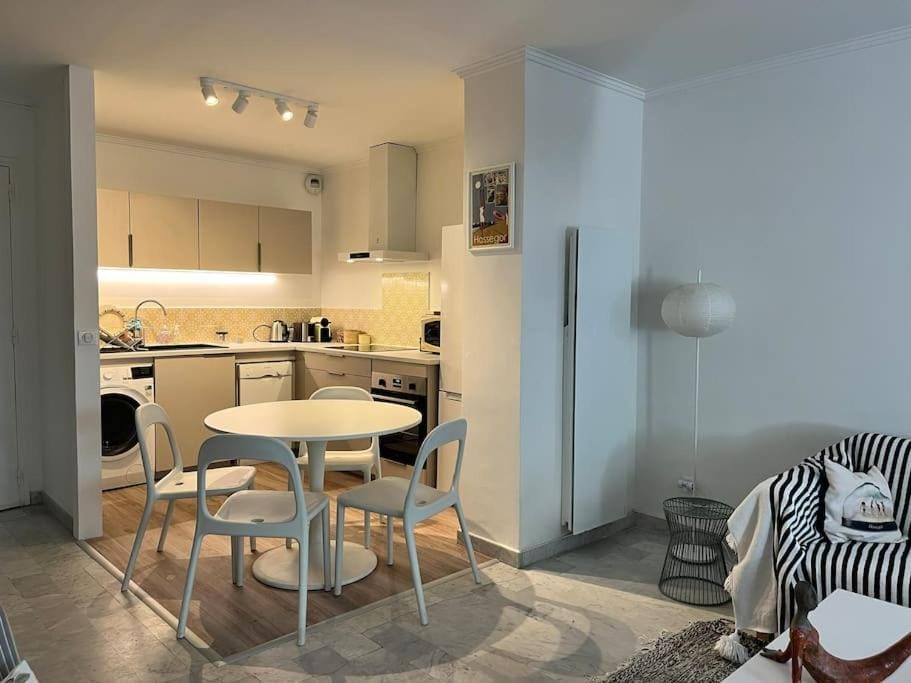 Kitchen or kitchenette, minibar, pet friendly, stove