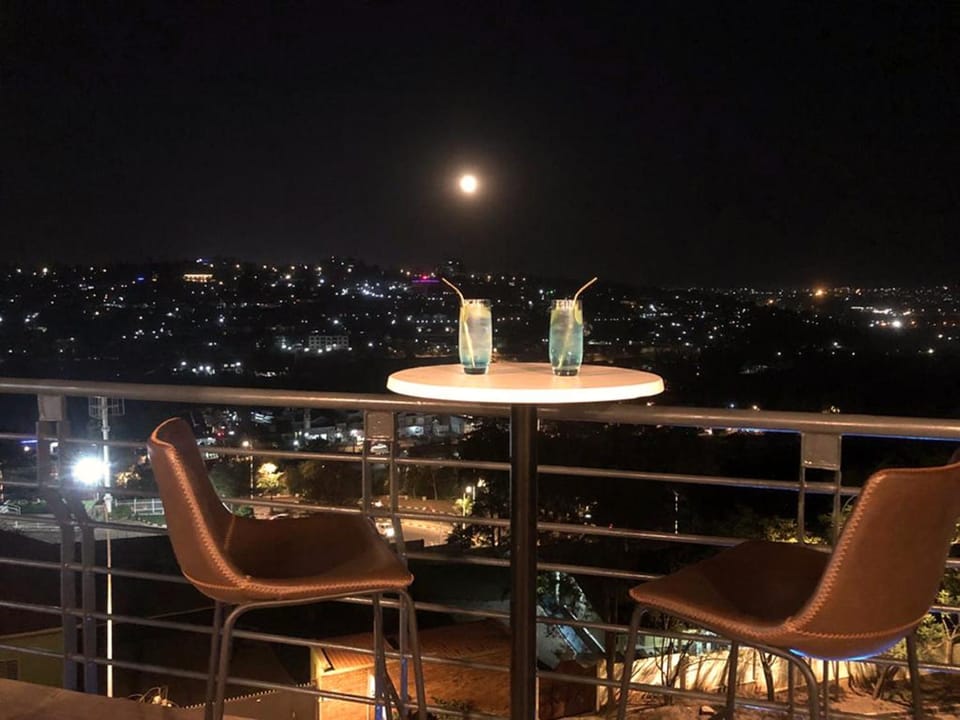 Balcony/Terrace, City view, City view, Alcoholic drinks