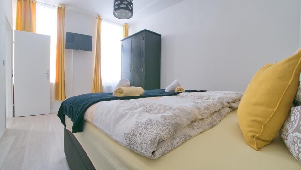 Bed, Bedroom