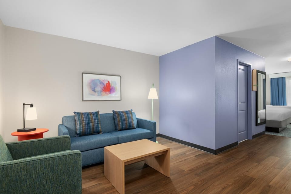 Bed, TV and multimedia, Living room, Photo of the whole room, Seating area, Bedroom, wardrobe