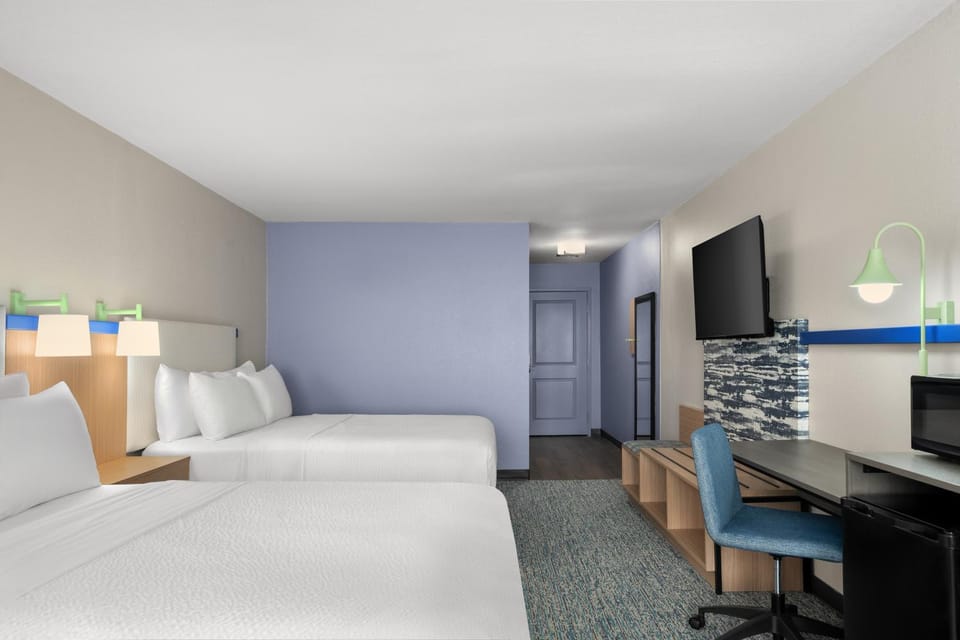 Bed, TV and multimedia, Photo of the whole room, Bedroom