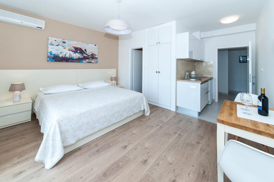 Kitchen or kitchenette, Bedroom