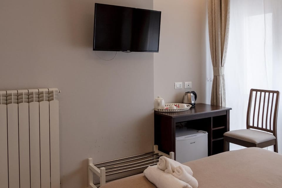 Bed, TV and multimedia, Photo of the whole room, Bedroom, minibar