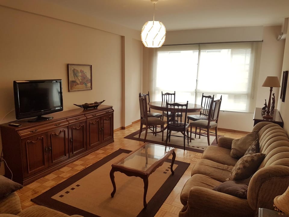 TV and multimedia, Living room, Seating area, Dining area