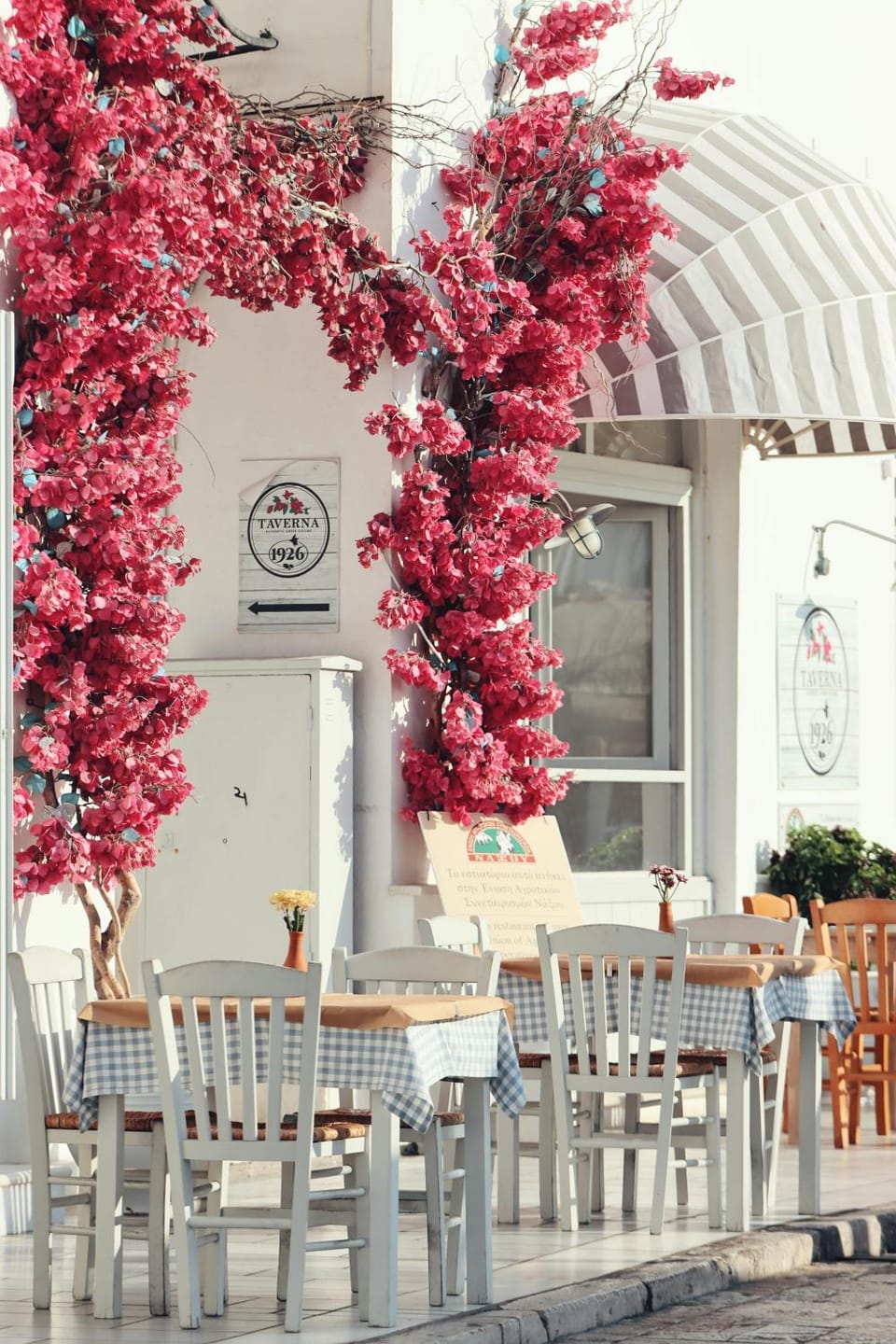 Patio, Nearby landmark, Restaurant/places to eat, Restaurant/places to eat, Spring, Off site, Day, Night, People, Neighbourhood, Natural landscape, Children play ground, Other, Banquet/Function facilities, Evening entertainment, Text overlay, Guests, Area and facilities, Entertainment, Breakfast, Breakfast, Seasons, Time of day, Location, group of guests, furniture