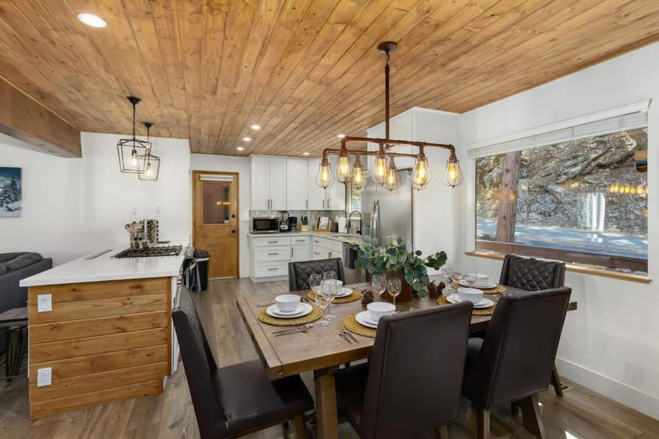 Spectacular Game Room, 3000 sqft, 2 Masters, Pool Table, 2 Decks, AC, Dogs House in Lake Arrowhead