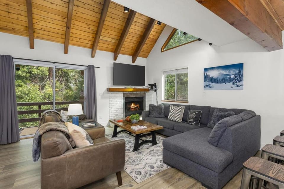 Spectacular Game Room, 3000 sqft, 2 Masters, Pool Table, 2 Decks, AC, Dogs House in Lake Arrowhead