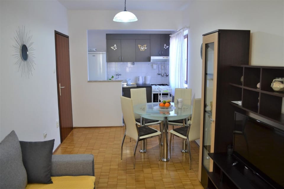 Kitchen or kitchenette, Dining area