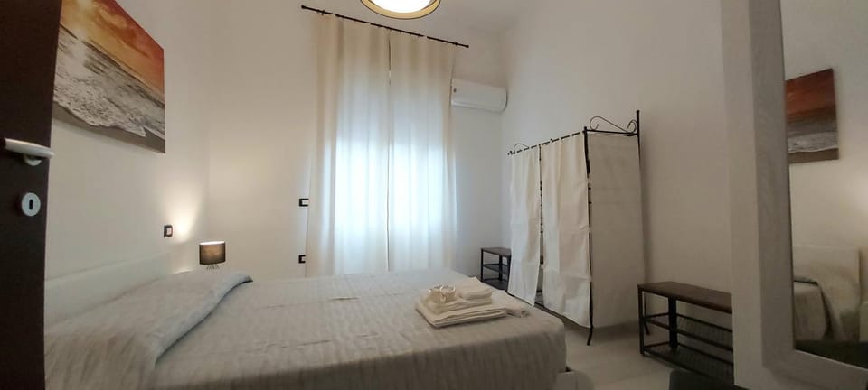 Photo of the whole room, Decorative detail, Bedroom, On site, towels, wardrobe