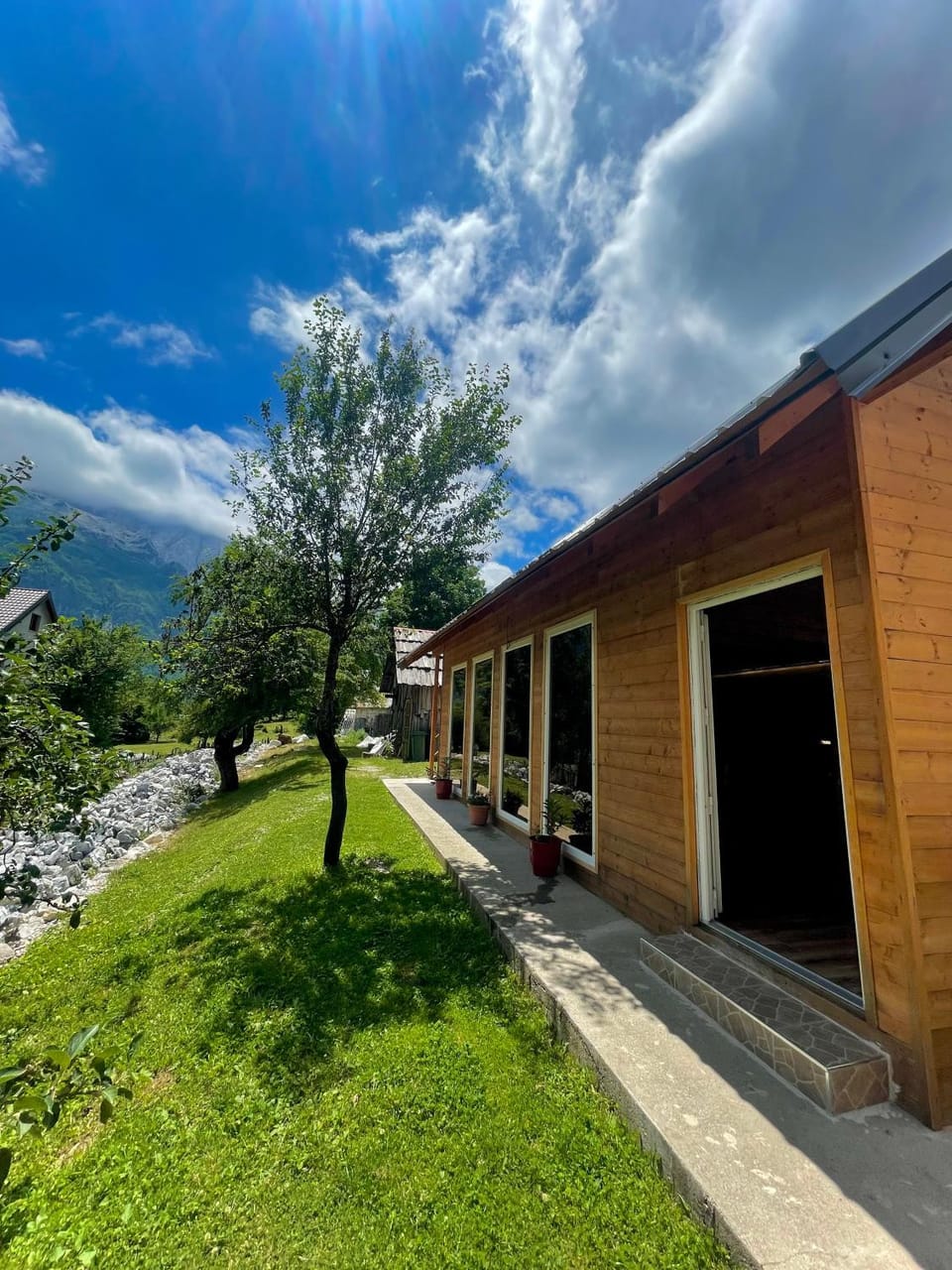 Lazer Çardaku Guest House Bed and Breakfast in Montenegro