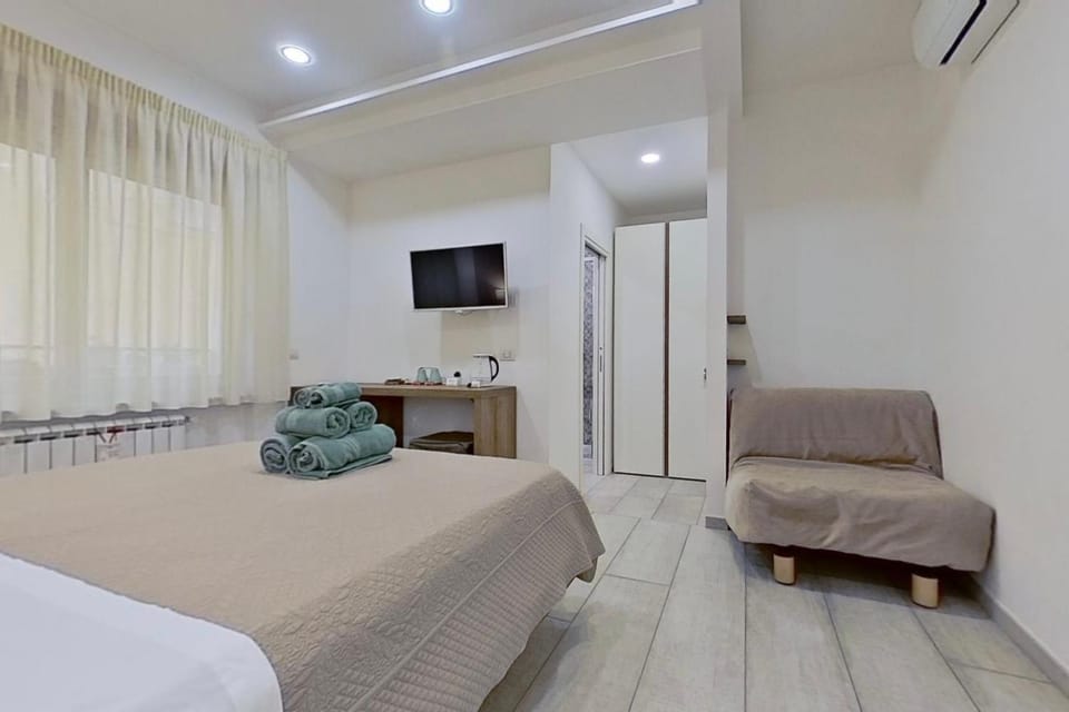 Bed, TV and multimedia, Photo of the whole room, Bedroom, wardrobe