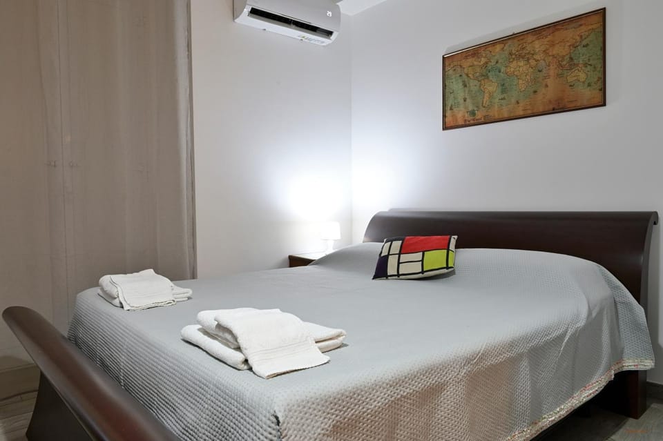 Bed, towels