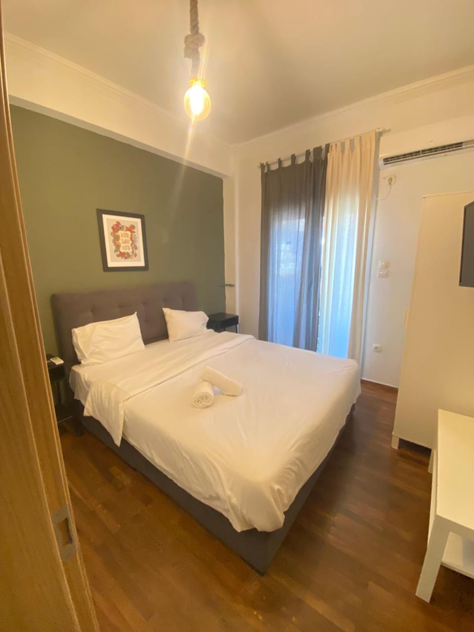 Bed, TV and multimedia, Photo of the whole room, Bedroom