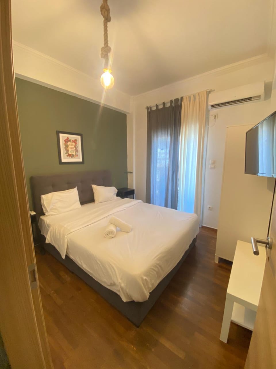 Bed, TV and multimedia, Photo of the whole room, Bedroom, towels, air conditioner
