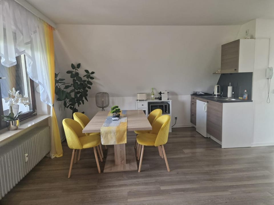 Coffee/tea facilities, Kitchen or kitchenette, Dining area, stove