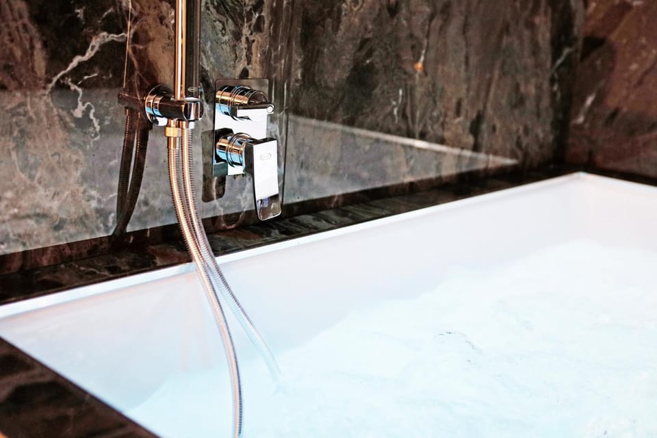 Toilet, Hot Tub