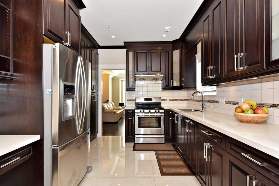 Rare Find Exquisitely New Quiet & Safe Skytrain Home Bed and Breakfast in Vancouver