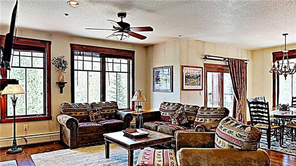 3 Bedroom Mountain View Condo Located In Historic Downtown Breckenridge With Hot Tub Access Apartment in Breckenridge