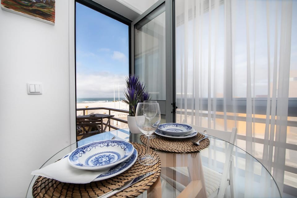 Natural landscape, View (from property/room), Balcony/Terrace, Seating area, Dining area, Sea view