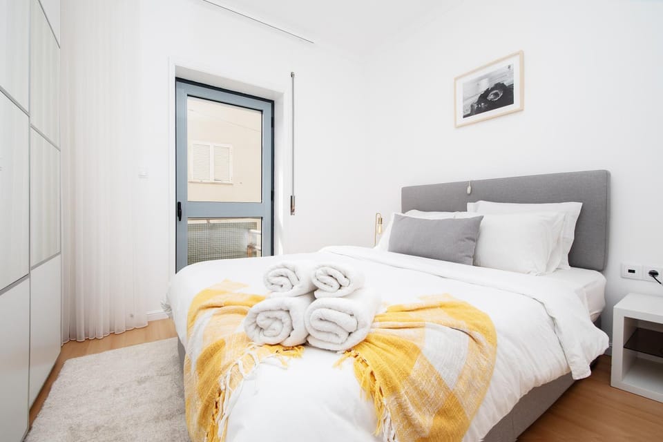 Bed, Bedroom, towels